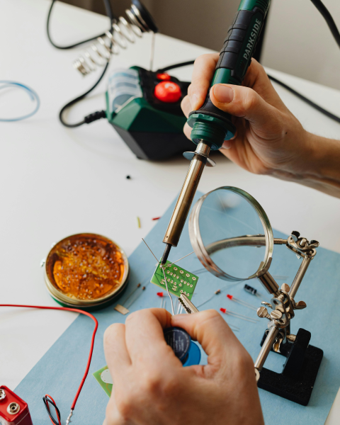 Foto di Karolina Grabowska www.kaboompics.com da Pexels: https://www.pexels.com/it-it/foto/mani-tenendo-filo-lente-d-ingrandimento-7286014/