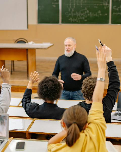 Foto di Yan Krukau da Pexels: https://www.pexels.com/it-it/foto/persone-studenti-educazione-universita-8199135/