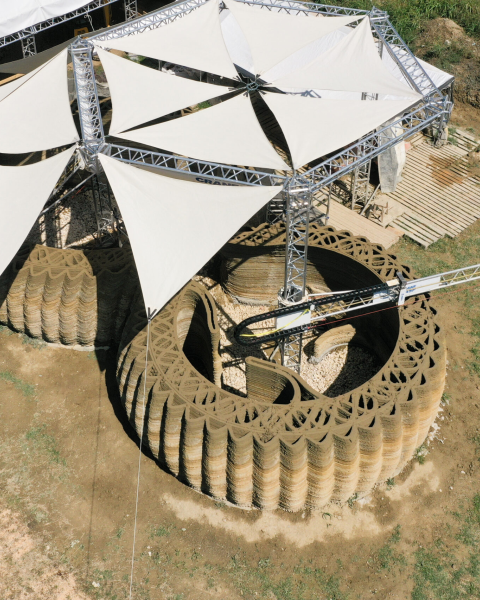 Foto di WASP https://www.bbs.unibo.it/wp-content/uploads/2021/11/Tecla-3D-printed-house-WASP-img3-scaled.jpg